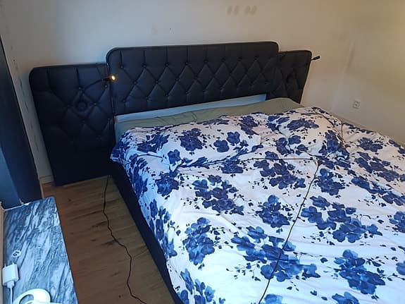 Svart läder sängram 200x180