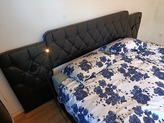 Svart läder sängram 200x180