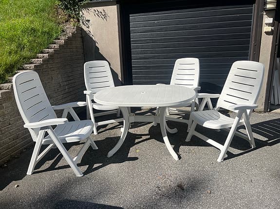 Vit trädgårdsgrupp i plast i mycket gott skick