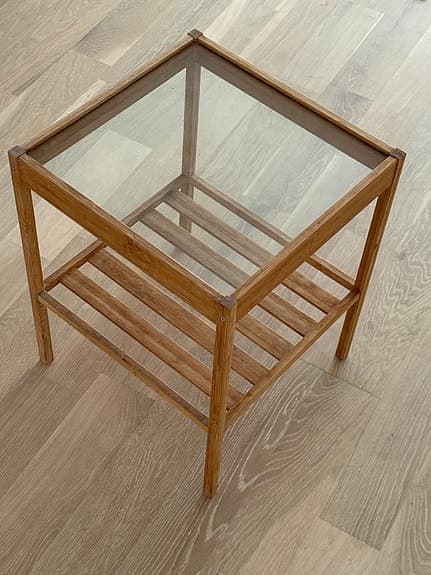 mycket populära och minimalistiska sängbordet NESNA från IKEA