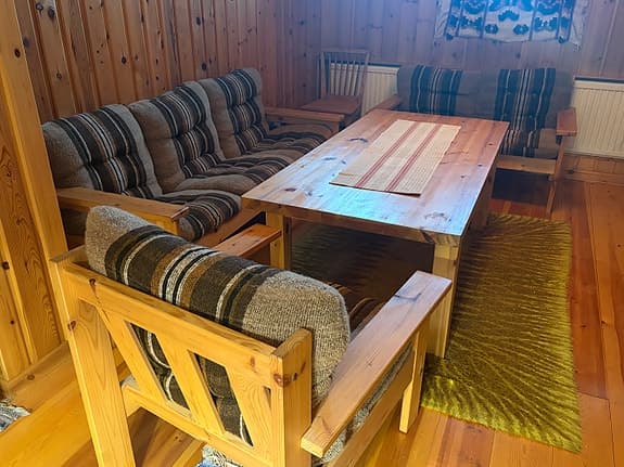Träsoffgrupp med soffbord och fåtölj brunrandig