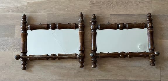 Två antika små speglar.