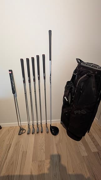 Cobra King SZ driver med järnklubbor och Ping golfbag