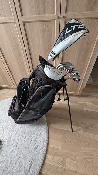 Cobra King SZ driver med järnklubbor och Ping golfbag