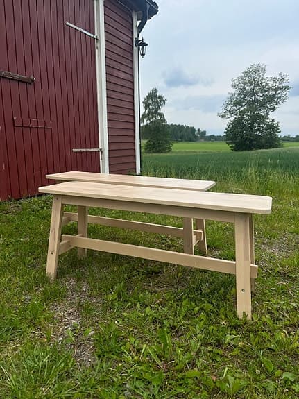 Två bänkar i ljust trä IKEA