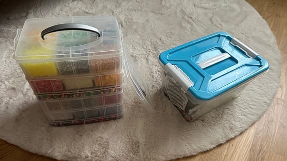 Hama pärlor med 2 förvaringsboxar och pärlplattor