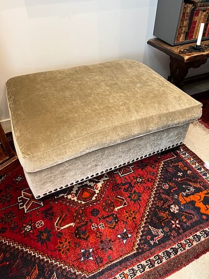 Fotpall/Sittpuff i beige sammet