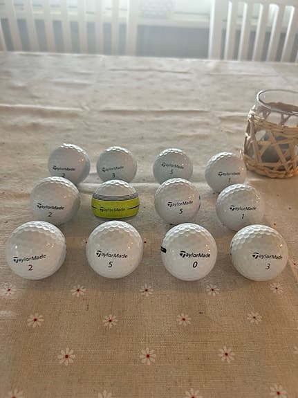 TaylorMade golfbollar vit och gul