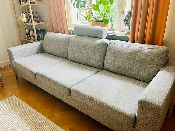 Mio 3-sits soffa ljusgrå, 2stycken, säljs ihop som par.