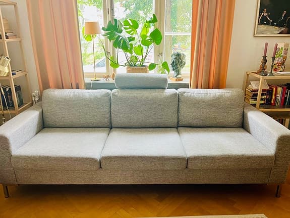 Mio 3-sits soffa ljusgrå, 2stycken, säljs ihop som par.