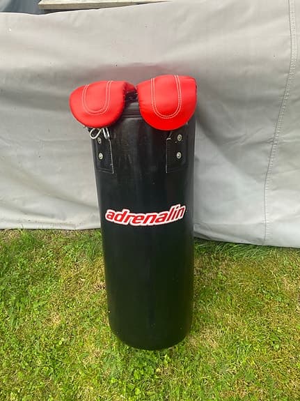 Svart Adrenalin boxningssäck med handskar