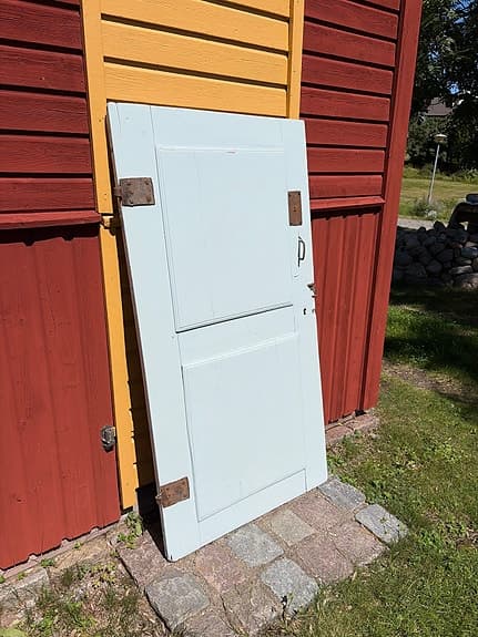 Ljusblå gammal speheldörri trä med gångjärn