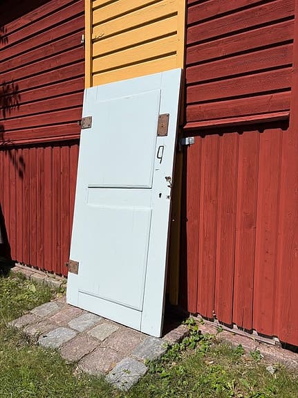 Ljusblå gammal speheldörri trä med gångjärn