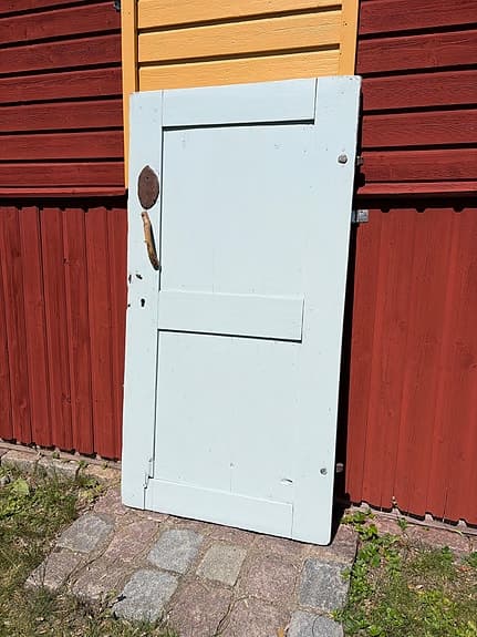 Ljusblå gammal speheldörri trä med gångjärn