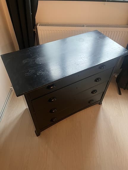 Byrå i svart färg