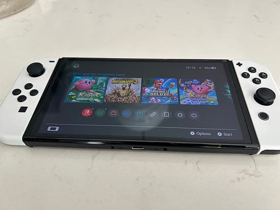 Nintendo Switch OLED vit + 2 extra kontroller & tillbehör