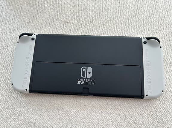 Nintendo Switch OLED vit + 2 extra kontroller & tillbehör