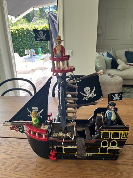 Le Toy Van Piratskepp i trä med piratfigurer