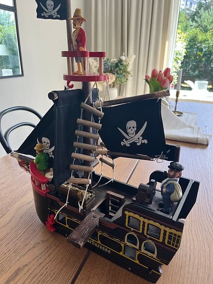 Le Toy Van Piratskepp i trä med piratfigurer