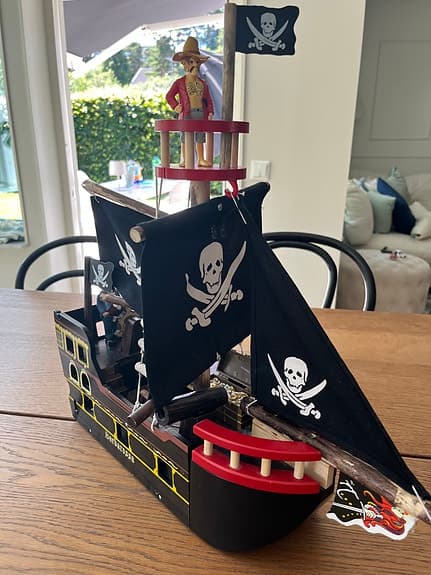 Le Toy Van Piratskepp i trä med piratfigurer