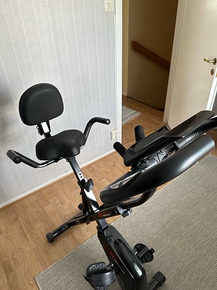 Träningscykel med ryggstöd svart