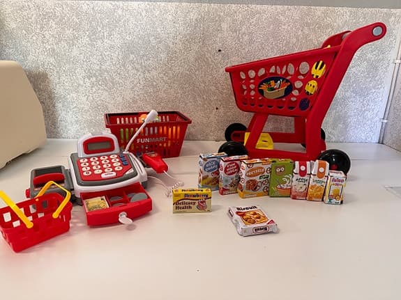 Kassaapparat, leksakspengar, kundvagn, kundkorg, frukt & grönt, kartonger