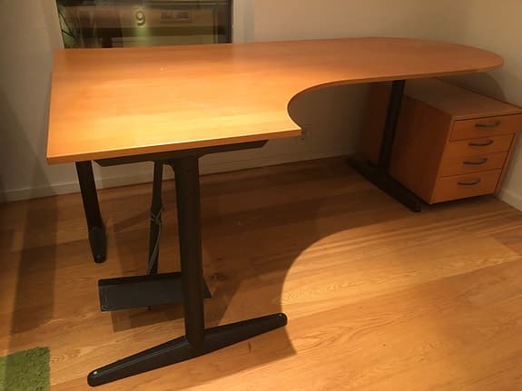 Välvårdat skrivbord i Bok med påbyggnadsdel + hurts