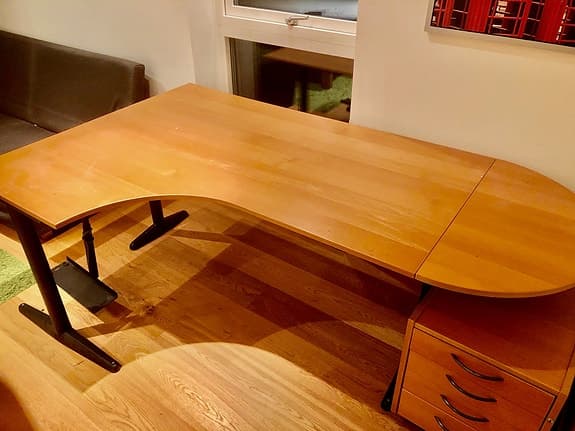 Välvårdat skrivbord i Bok med påbyggnadsdel + hurts