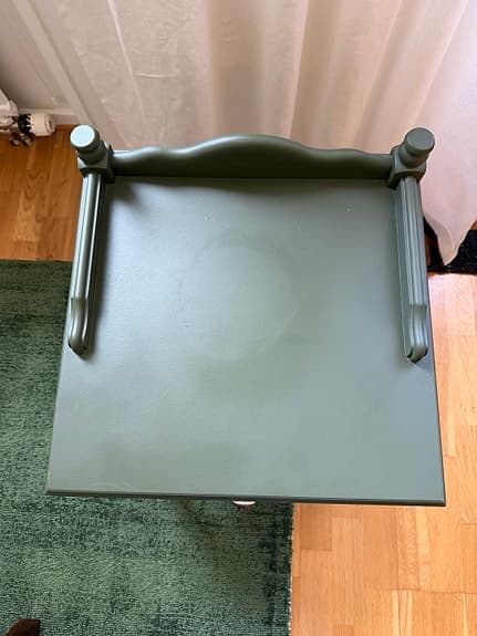 Mörkgrön nattduksbord i klassisk stil