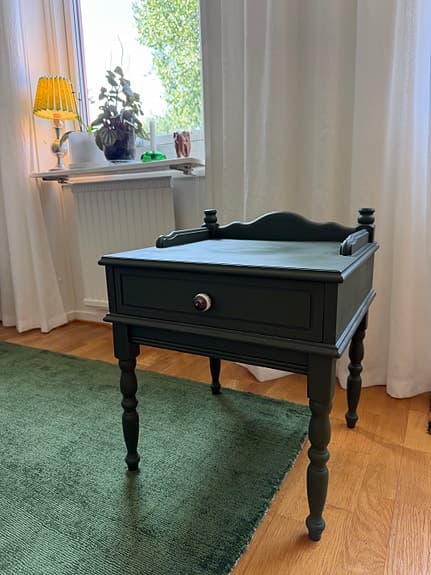 Mörkgrön nattduksbord i klassisk stil