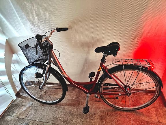 NYSERVAD FIN Damcykel 28-tum, 3Vxl - Säljes med Nytt Lås & Kvitto