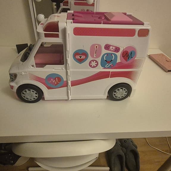 Barbie ambulans lekbil rosa/vit