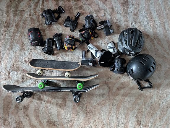 Skateboardpaket med skydd och hjälmar