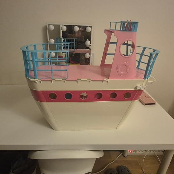 Barbie båt lekset med rutschkanor och möbler