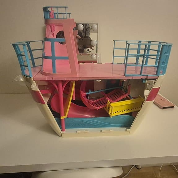 Barbie båt lekset med rutschkanor och möbler