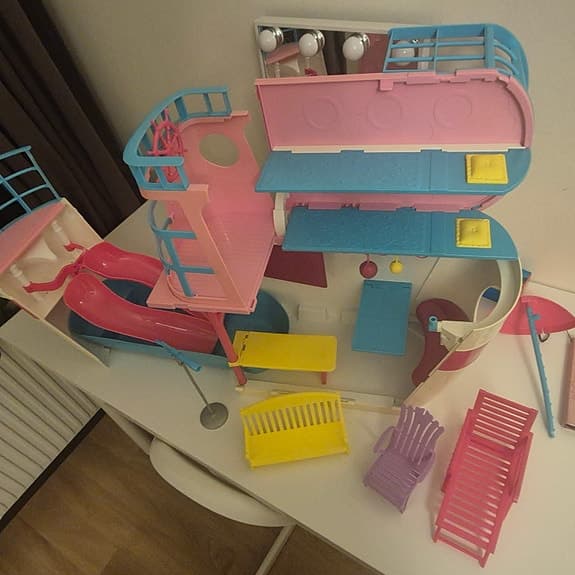 Barbie båt lekset med rutschkanor och möbler