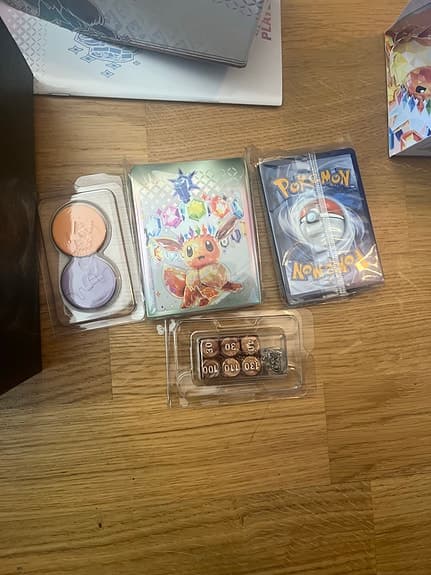 Pokémon Prismatic Evolutions Elite Trainer Box