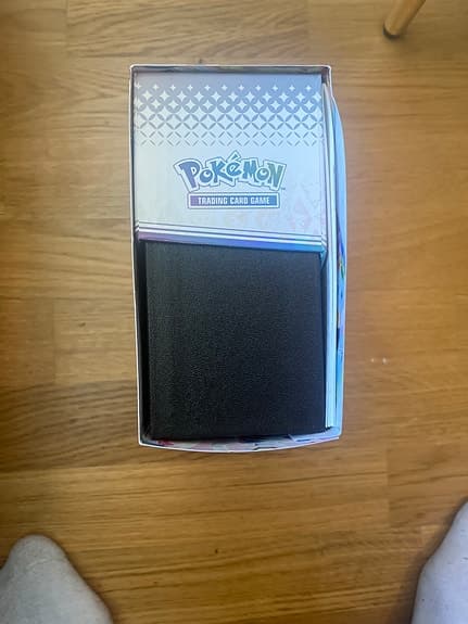 Pokémon Prismatic Evolutions Elite Trainer Box
