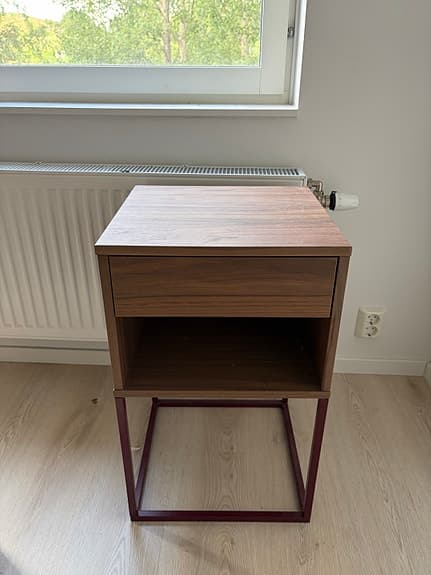 Vikhammer nattduksbord i valnöt