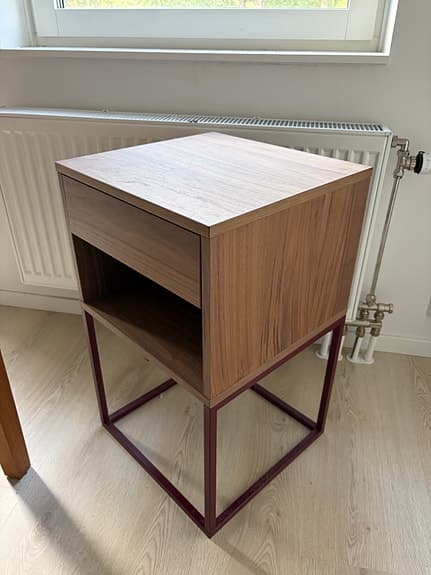 Vikhammer nattduksbord i valnöt