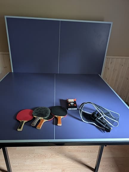 Pingisbord med racketar och nät