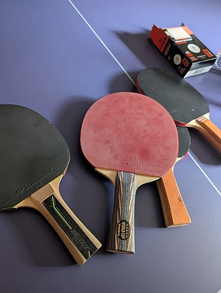 Pingisbord med racketar och nät