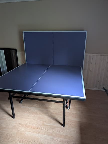 Pingisbord med racketar och nät
