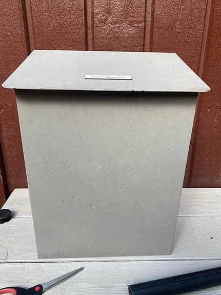 Grå metall brevlåda med lock