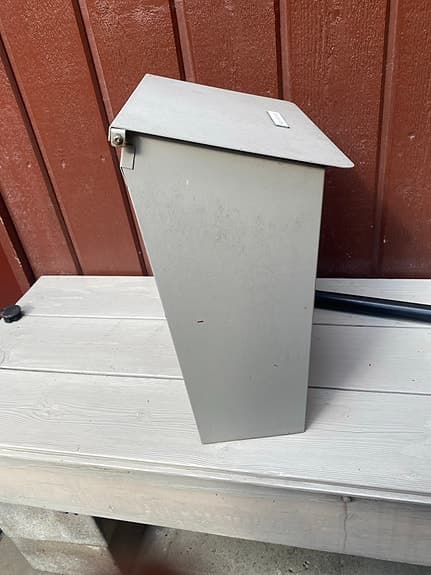 Grå metall brevlåda med lock