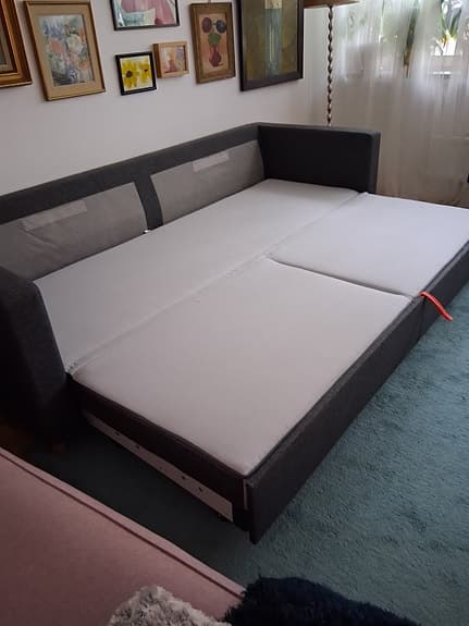 Grå bäddsoffa med förvaring