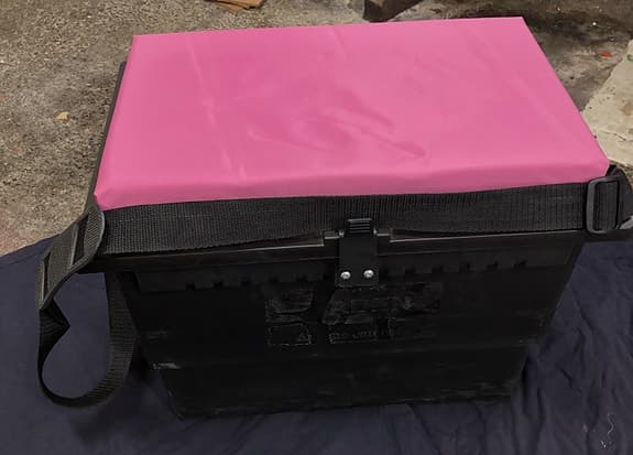 Fiskebox med  sittdyna och axelrem