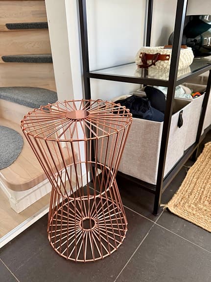 Pall i kopparfärgad metall