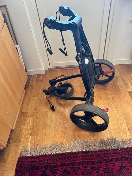 Golfset med Wilson och Cobra bag samt vagn