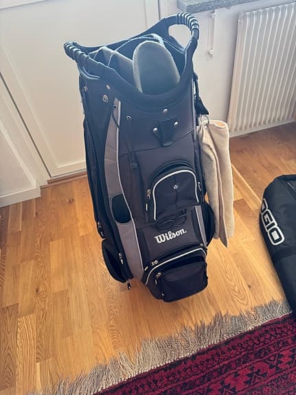 Golfset med Wilson och Cobra bag samt vagn